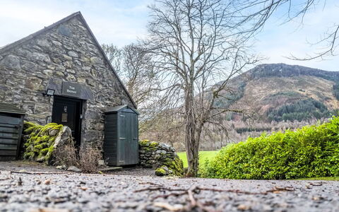 Farmburn Bothy: Meubles, Bois, Design Intérieur, Cabinetry, Cuisine, Sol, Comptoir, Placard, Pièce, Tache De Bois