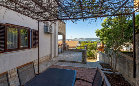 Trogir 162: Meubles, Bois, Design Intérieur, Cabinetry, Cuisine, Sol, Comptoir, Placard, Pièce, Tache De Bois