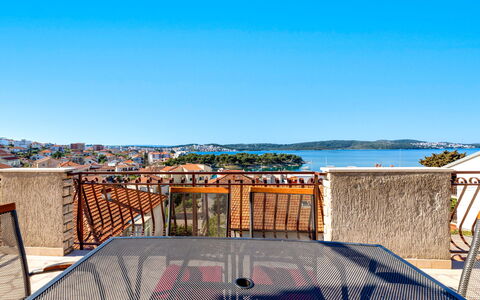 Trogir 162: Meubles, Bois, Design Intérieur, Cabinetry, Cuisine, Sol, Comptoir, Placard, Pièce, Tache De Bois