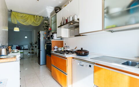 Calella: Meubles, Bois, Design Intérieur, Cabinetry, Cuisine, Sol, Comptoir, Placard, Pièce, Tache De Bois