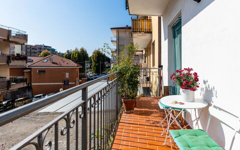 Calella: Meubles, Bois, Design Intérieur, Cabinetry, Cuisine, Sol, Comptoir, Placard, Pièce, Tache De Bois