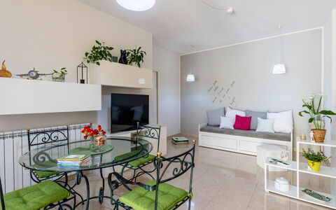Calella: Meubles, Bois, Design Intérieur, Cabinetry, Cuisine, Sol, Comptoir, Placard, Pièce, Tache De Bois