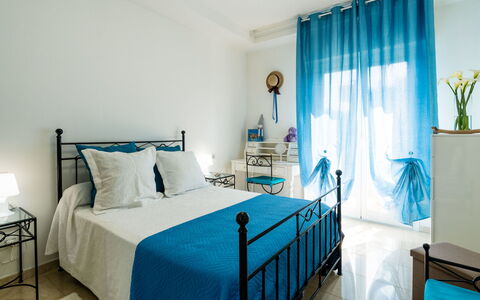 Calella: Meubles, Bois, Design Intérieur, Cabinetry, Cuisine, Sol, Comptoir, Placard, Pièce, Tache De Bois