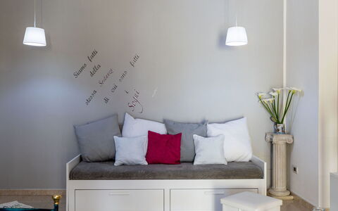 Calella: Meubles, Bois, Design Intérieur, Cabinetry, Cuisine, Sol, Comptoir, Placard, Pièce, Tache De Bois