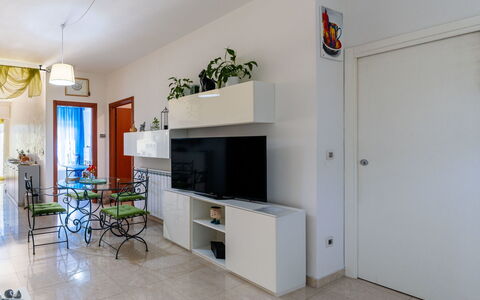 Calella: Meubles, Bois, Design Intérieur, Cabinetry, Cuisine, Sol, Comptoir, Placard, Pièce, Tache De Bois