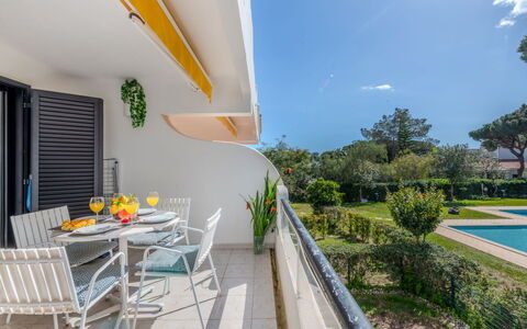 Solar Dos Pinheiros: Meubles, Bois, Design Intérieur, Cabinetry, Cuisine, Sol, Comptoir, Placard, Pièce, Tache De Bois