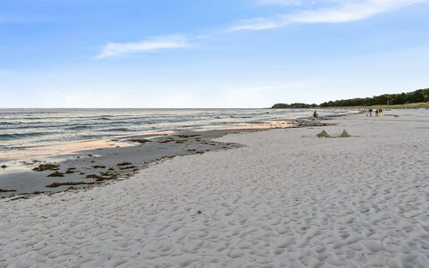 Felicia - 200M from the Sea: Bâtiment, Maison, Fenêtre, Domicile, Toit, Zone Résidentielle, Arbuste, Chalet, Lot Terre