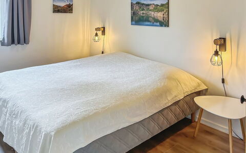 Felicia - 200M from the Sea: Lit, Meubles, Chambre, Literie, Design Intérieur, Sol, Drap De Lit, Sol, Bois, Linge