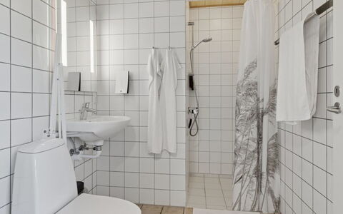 Felicia - 200M from the Sea: Sol, Design Intérieur, Luminaire Plomberie, Sol, Salle De Bains, Plomberie, Toilette, Siège De Toilette, Appartement, Tuile