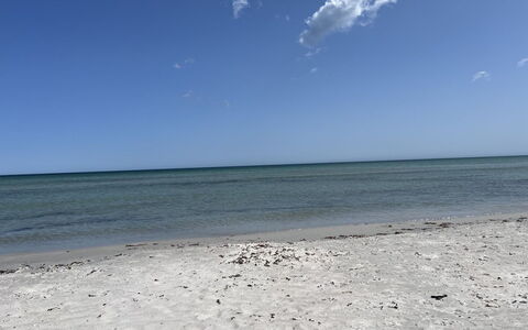 Felicia - 200M from the Sea: Bleu, Jour, Plan D'Eau, Environnement Naturel, Plage, Horizon, Mer, Côte, Cotiers Et Relief Océaniques