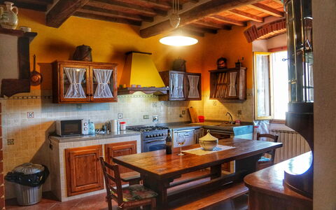 Agriturismo Casa Da Pietro: Meubles, Design Intérieur, Sol, Cuisine, Bois, Sol, Plafond, Cabinetry, Pièce, Table