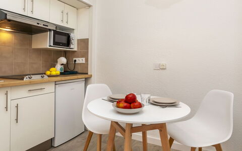 Homey: Design Intérieur, Meubles, Sol, Sol, Comptoir, Domicile, Pièce, Cabinetry, Cuisine, Appartement