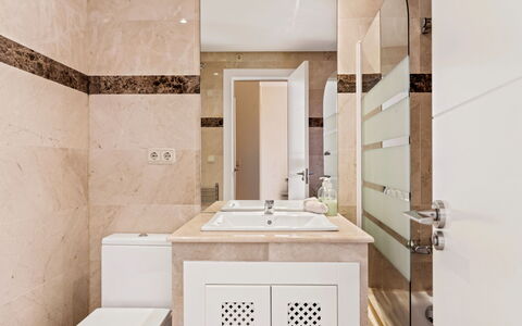 Cerro del Sol 6: Sol, Sol, Design Intérieur, Luminaire Plomberie, Mur, Salle De Bains, Armoire De Toilette, Domicile, Miroir, Évier
