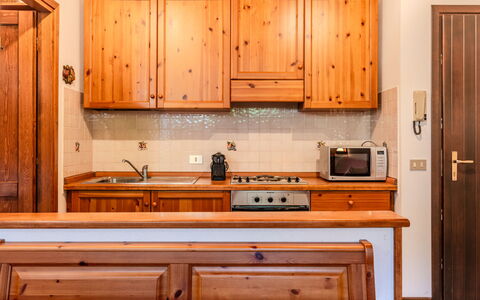 Deliziosa Mansarda: Bois, Design Intérieur, Cabinetry, Cuisine, Sol, Plafond, Meubles, Pièce, Sol, Tache De Bois