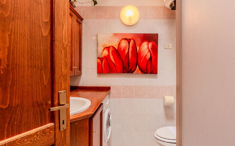 Deliziosa Mansarda: Bois, Luminaire Plomberie, Sol, Sol, Design Intérieur, Salle De Bains, Porte, Orange, Évier, Pièce