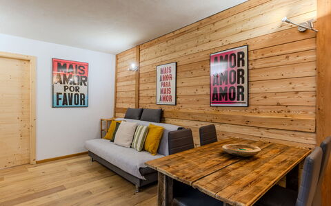 Pinzolo 4: Sol, Design Intérieur, Meubles, Bois, Parquet, Sol, Plafond, Pièce, Éclairage, Revêtement De Sol Stratifié