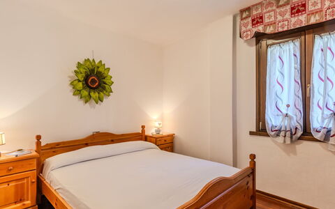 La Meridiana: Meubles, Lit, Design Intérieur, Chambre, Bois, Drap De Lit, Sol, Literie, Plafond, Sol