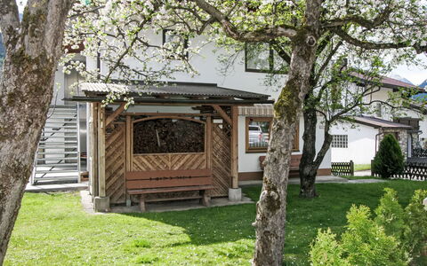 Manuel: Bois, Maison, Domicile, Chalet, Porte, Porche, Jardin, Ombre, Cour, Biens