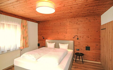 Manuel: Bois, Design Intérieur, Plafond, Sol, Sol, Luminaire, Pièce, Tache De Bois, Chambre, Lit
