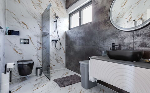Giny: Luminaire Plomberie, Sol, Design Intérieur, Sol, Robinet, Évier, Salle De Bains, Tuile, Plomberie, Miroir