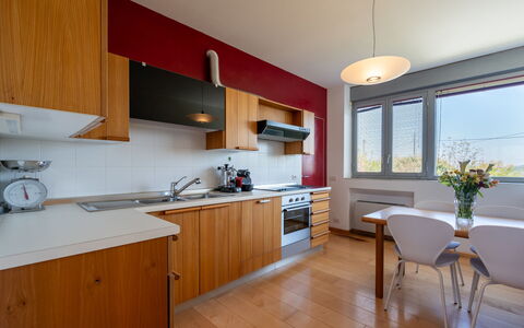 Stordita: Cuisine, Design Intérieur, Sol, Comptoir, Appareil De Cuisine, Cabinetry, Bois, Plafond, Principaux Appliance, Sol