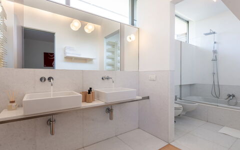 Stordita: Salle De Bains, Design Intérieur, Sol, Luminaire Plomberie, Lavabo, Sol, Mur, Évier, Miroir, Plafond