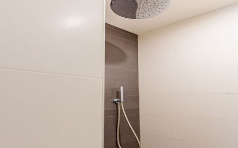 Residence Domburg: Luminaire Plomberie, Sol, Design Intérieur, Tete De Douche, Salle De Bains, Plafond, Sol, Douche, Luminaire, Plomberie