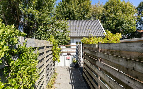 Residence Domburg: Arbuste, Jardin, Domicile, Clôture, Arrière-Cour, Siding, Ombre, Accueil Escrime, Aménagement Paysager, Cour