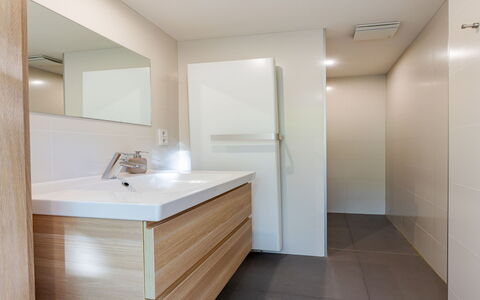 Residence Domburg: Sol, Design Intérieur, Sol, Bois, Armoire De Toilette, Lavabo, Luminaire Plomberie, Salle De Bains, Plomberie, Cabinetry