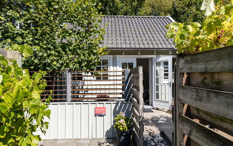 Residence Domburg: Maison, Arbuste, Domicile, Porte, Pot De Fleur, Chalet, Ombre, Jardin, Siding