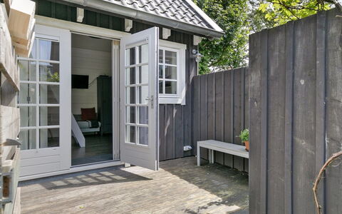 Residence Domburg: Bois, Porte, Domicile, Siding, Chalet, Composite, Porche, Dur, Mobilier De Jardin, Plate-Forme