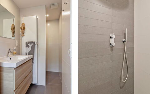 Residence Domburg: Sol, Mur, Sol, Design Intérieur, Luminaire Plomberie, Salle De Bains, Bois, Toilette, Armoire De Toilette, Plomberie