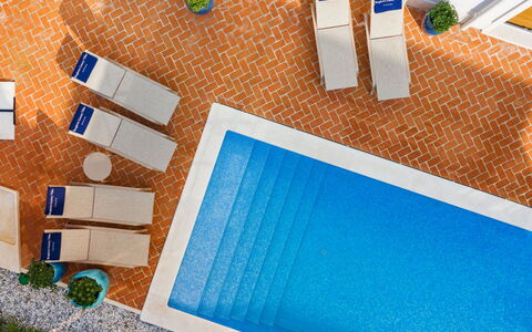 Fordaliso: Bleu, Piscine, Mobilier De Jardin, Composite, Sol, Recours, Ombre, Eco Hôtel, Tache De Bois, Loisir