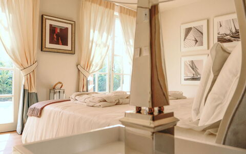 Fordaliso: Meubles, Lit, Design Intérieur, Chambre, Sol, Bois, Pièce, Literie, Domicile, Plafond