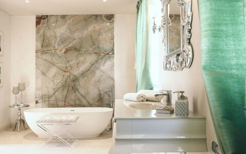 Fordaliso: Design Intérieur, Mur, Luminaire Plomberie, Meubles, Sol, Baignoire, Sol, Blanc, Salle De Bains, Domicile