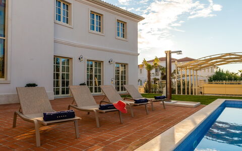 Zara: Piscine, Domicile, Zone Résidentielle, Maison, Biens, Porte, Cour, Recours, Villa, Manoir