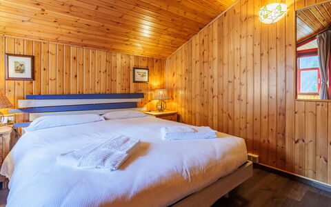 Boiserie: Bois, Chambre, Lit, Plafond, Design Intérieur, Drap De Lit, Meubles, Domicile, Sol, Literie