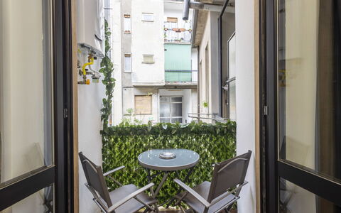 Chinatown Loft: Design Intérieur, Appartement, Balcon, Plante D'Appartement, Chaise, Daylighting, Pot De Fleur, Aluminium