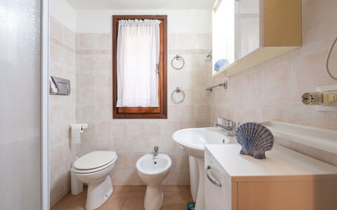 Casa ai Mandorli: Siège De Toilette, Luminaire Plomberie, Toilette, Salle De Bains, Sol, Lavabo, Évier, Sol, Design Intérieur, Robinet