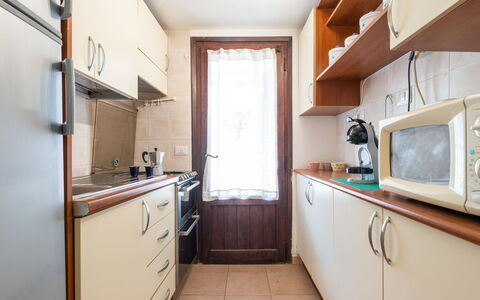 Casa ai Mandorli: Bois, Cuisine, Principaux Appliance, Sol, Comptoir, Appareil De Cuisine, Cabinetry, Design Intérieur, Meubles, Sol