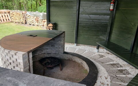 Calli: Maison, Domicile, Porte, Toit, Chalet, Biens, Jardin, Ombre, Siding, Cour
