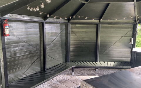 Calli: Maison, Domicile, Porte, Toit, Chalet, Biens, Jardin, Ombre, Siding, Cour