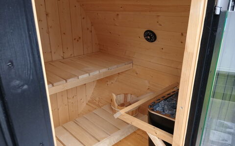 Calli: Maison, Domicile, Porte, Toit, Chalet, Biens, Jardin, Ombre, Siding, Cour