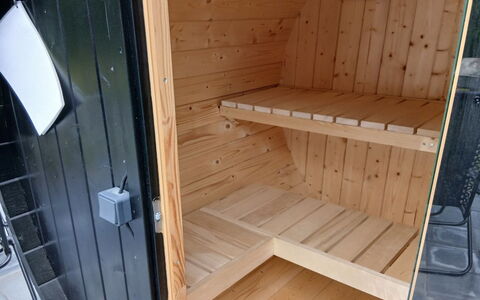 Calli: Maison, Domicile, Porte, Toit, Chalet, Biens, Jardin, Ombre, Siding, Cour
