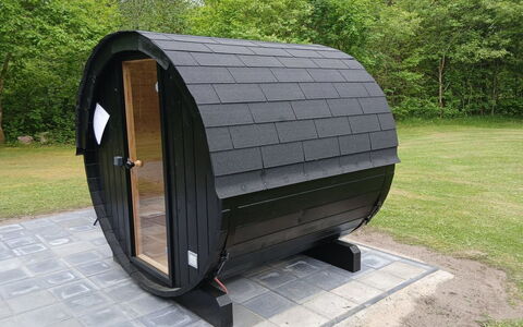 Calli: Maison, Domicile, Porte, Toit, Chalet, Biens, Jardin, Ombre, Siding, Cour