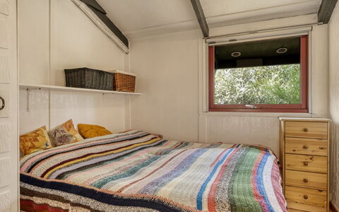 Nimrod - 800M from the Sea: Chambre, Design Intérieur, Bois, Lit, Meubles, Drap De Lit, Plafond, Sol, Pièce, Sol