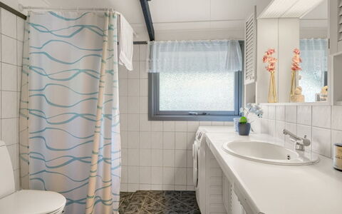 Nimrod - 800M from the Sea: Design Intérieur, Sol, Luminaire Plomberie, Sol, Salle De Bains, Évier, Textile, Plafond, Robinet, Armoire De Toilette