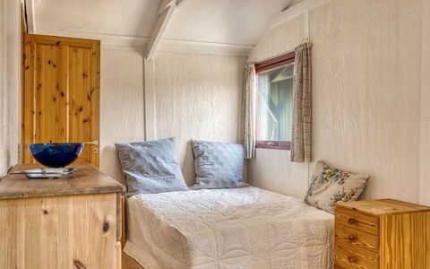 Nimrod - 800M from the Sea: Bois, Sol, Sol, Design Intérieur, Meubles, Pièce, Chambre, Tache De Bois, Lit, Plafond