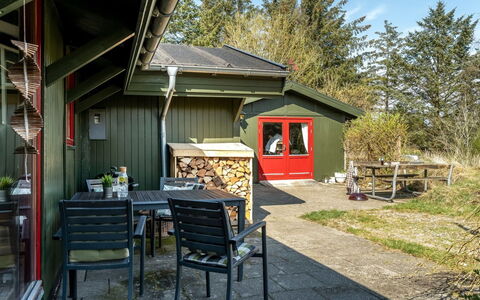Nimrod - 800M from the Sea: Chalet, Ombre, Batiments Jardin, Jardin, Cour, Arrière-Cour, Siding, Cabanon, Cabane En Rondins, Structure En Plein Air