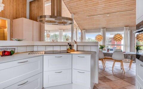 Gunborg - 2.5Km from the Sea: Cuisine, Design Intérieur, Comptoir, Sol, Bois, Plafond, Appareil De Cuisine, Cabinetry, Luminaire, Meubles